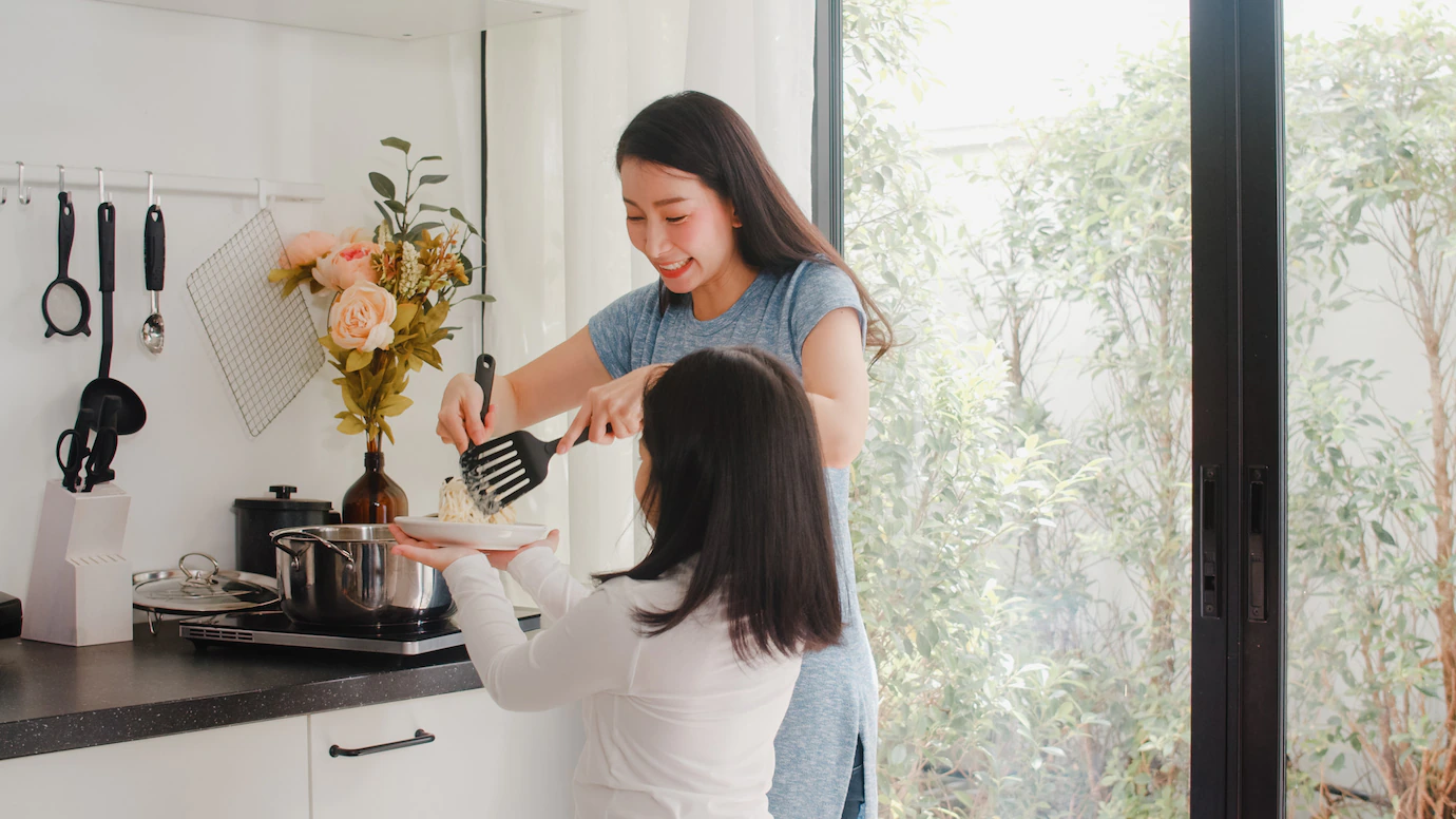 Cho bé tham gia nấu ăn là một cách kích thích ăn ngon